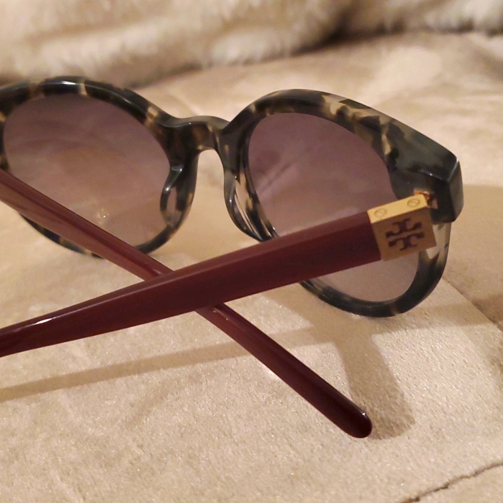Tory Burch Stylish Tortoise Shell Sunglasses With Gold Logo - Picture 6 of 7